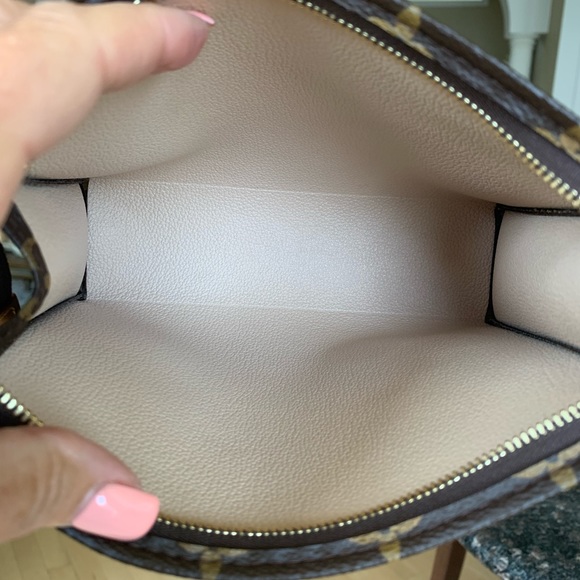 Toiletries 19 W/ Crossbody Conversion Insert - Picture 13 of 15